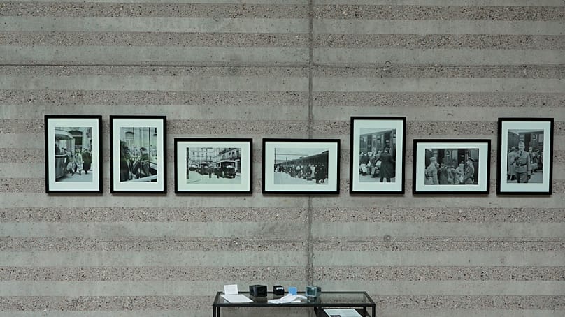 Le immagini commissionate dalla società di propaganda della Wehrmacht tedesca documentano i primi arresti di ebrei stranieri.