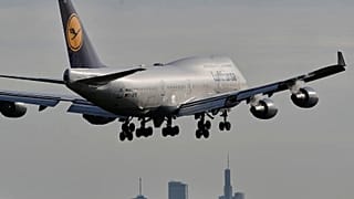 A Lufthansa aircraft approaches the airport in Frankfurt, Germany, Tuesday, 28 April 2026.
