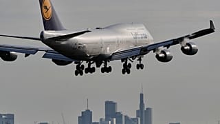 Ein Flugzeug der Lufthansa befindet sich im Landeanflug auf den Flughafen Frankfurt, Deutschland, Dienstag, 28. April 2026.
