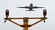 Un avión despega sobre cámaras de seguridad cerca del aeropuerto de Heathrow en Londres, el martes, cinco de junio de 2018.