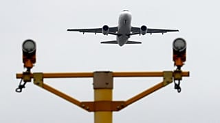 Ein Flugzeug startet über Sicherheitskameras in der Nähe des Flughafens Heathrow in London am Dienstag, dem fünften Juni zweitausendachtzehn.