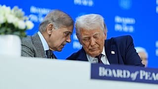  دونالد ترامپ، در حال صحبت با محمد شهباز شریف، نخست وزیر پاکستان، در نشست سالانه مجمع جهانی اقتصاد در داووس، سوئیس، پنجشنبه، ۲۲ ژانویه ۲۰۲۶