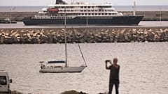 La nave da crociera MV Hondius colpita dall’hantavirus è ancorata nel porto di Granadilla a Tenerife, nelle Isole Canarie, in Spagna, lunedì 11 maggio 2026.