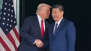 الرئيس الأمريكي دونالد ترامب يصافح الرئيس الصيني شي جين بينغ عقب القمة الأمريكية الصينية في بوسان بكوريا الجنوبية، في 30 أكتوبر 2025.