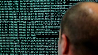 Ein französischer Soldat beobachtet Codezeilen auf seinem Computer im Verteidigungsministerium, 23. Januar 2018 