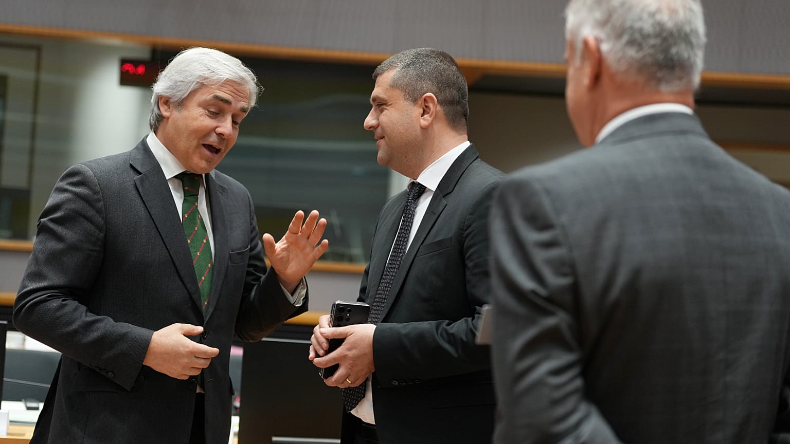 O ministro da Defesa de Portugal, Nuno Melo conversa com o ministro da Defesa da Roménia durante uma mesa redonda. 12 maio 2026