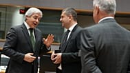 O ministro da Defesa de Portugal, Nuno Melo conversa com o ministro da Defesa da Roménia durante uma mesa redonda. 12 maio 2026