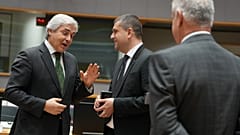 O ministro da Defesa de Portugal, Nuno Melo conversa com o ministro da Defesa da Roménia durante uma mesa redonda. 12 maio 2026