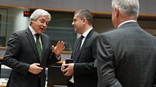 O ministro da Defesa de Portugal, Nuno Melo conversa com o ministro da Defesa da Roménia durante uma mesa redonda. 12 maio 2026