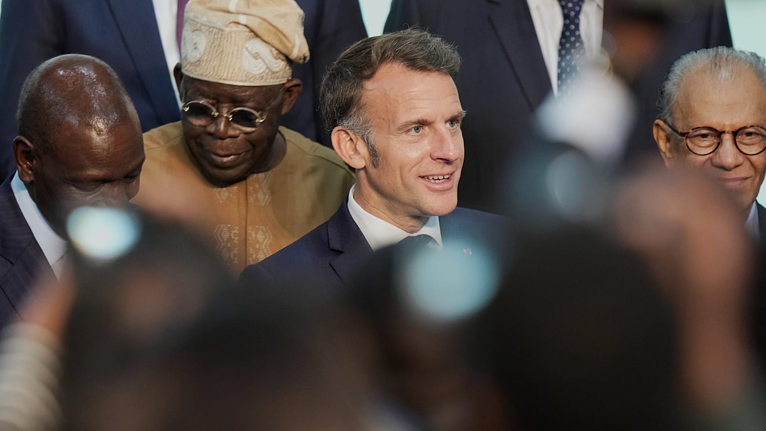 Emmanuel Macron est en visite au Kenya. 