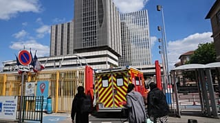 Arrivée d’ambulances transportant des passagers français du "Hondius", à l’entrée de l’hôpital Bichat, à Paris, le 10 mai 2026