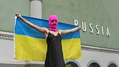 Le Pussy Riot e le attiviste FEMEN protestano contro la presenza della Russia alla Biennale di Venezia 2026
