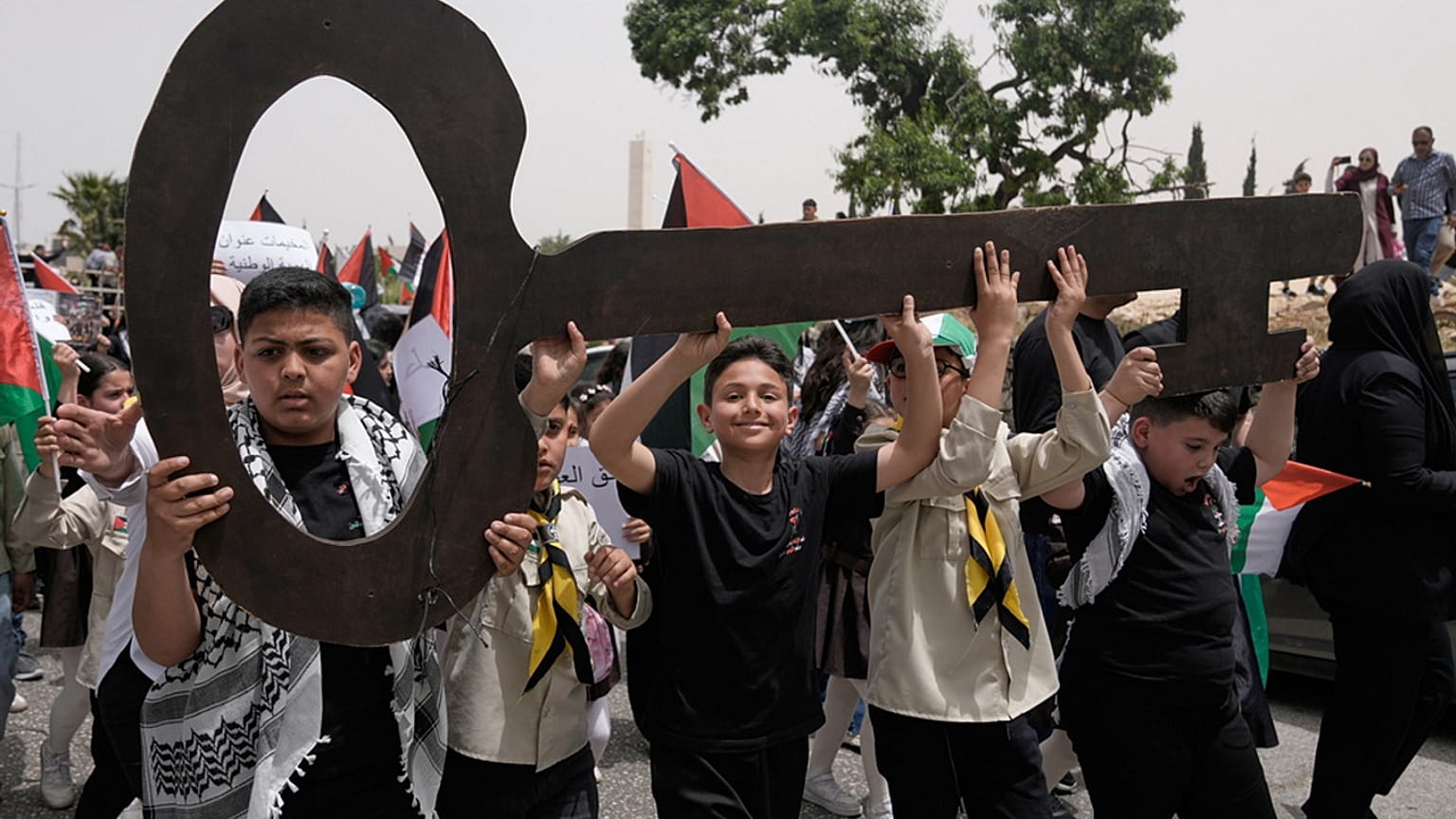 طلاب فلسطينيون يحملون مفتاحاً رمزياً خلال فعالية لإحياء الذكرى الـ78 للنكبة في رام الله، بتاريخ 12 مايو 2026.