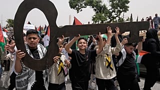 طلاب فلسطينيون يحملون مفتاحاً رمزياً خلال فعالية لإحياء الذكرى الـ78 للنكبة في رام الله، بتاريخ 12 مايو 2026.