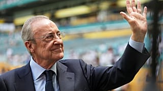Florentino Pérez saludando en un estadio. 