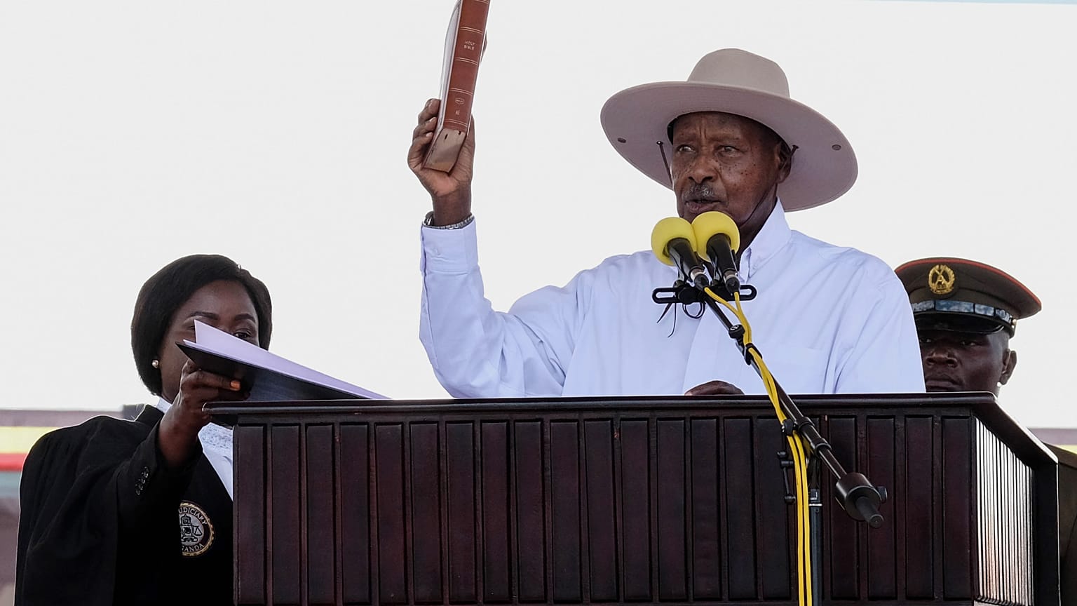 Il presidente dell'Uganda Yoweri Museveni, 81 anni, presta giuramento durante la cerimonia di inaugurazione per il settimo mandato quinquennale consecutivo