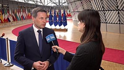 Hanno Pevkur? Ministro della Difesa estone e Angela Skujins, Euronews