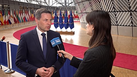 Hanno Pevkur? Ministro della Difesa estone e Angela Skujins, Euronews