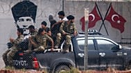 Akçakale Sınır Kapısı yakınlarında Atatürk resmi önünde Suriyeliler görüntüleniyor (Arşiv)