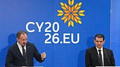 EU-Energiekommissar Dan Jørgensen und Zyperns Energieminister Michael Damianos während einer Pressekonferenz nach einem informellen Treffen der Energieminister in Zypern.