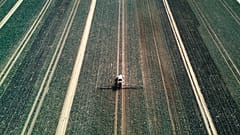Ein Landwirt düngt ein Feld am Stadtrand von Frankfurt am Main, Deutschland, Mittwoch, 21. Mai 2025.