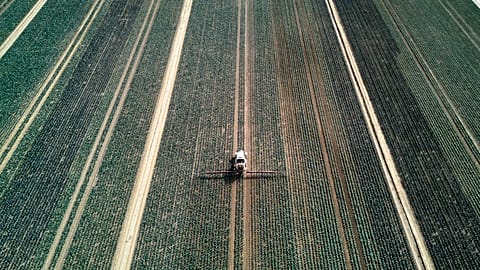Un agriculteur fertilise un champ dans la banlieue de Francfort, Allemagne, mercredi 21 mai 2025.