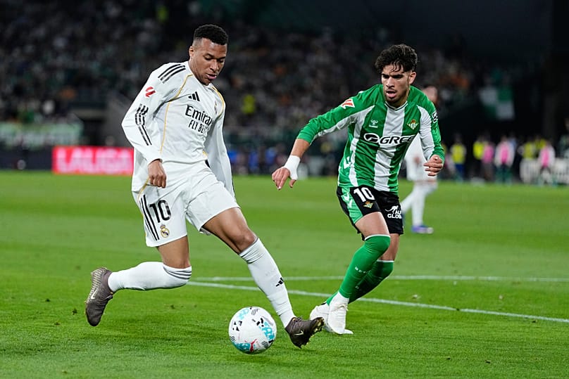 Betis' Abde Ezzalzouli guards Real Madrid's Kylian Mbappé during a La Liga soccer match between Real Betis and Real Madrid in Seville, 24 April, 2026