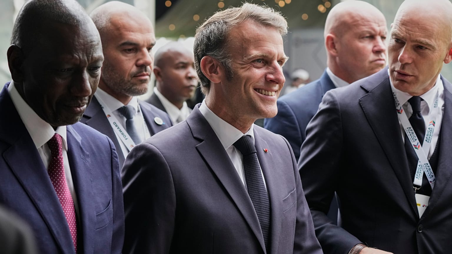 Le président français Emmanuel Macron et le président kenyan William Ruto arrivent avant le sommet « Africa Forward » à l'université de Nairobi, à Nairobi (Kenya), le 11.05.26