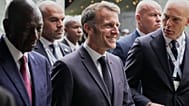 Le président français Emmanuel Macron et le président kenyan William Ruto arrivent avant le sommet « Africa Forward » à l'université de Nairobi, à Nairobi (Kenya), le 11.05.26