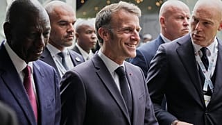 Le président français Emmanuel Macron et le président kenyan William Ruto arrivent avant le sommet « Africa Forward » à l'université de Nairobi, à Nairobi (Kenya), le 11.05.26