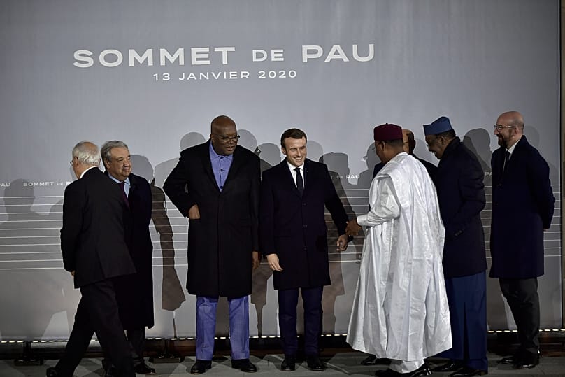 Le président français Emmanuel Macron, au centre, se prépare à poser pour une photo avec les chefs d'État africains du G5 après le sommet du G5 Sahel à Pau, France.