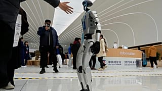 ΑΡΧΕΙΟ: Επισκέπτης δίνει χειραψία σε ρομπότ Unitree G1 στο φόρουμ Zhongguancun στο Zhongguancun International