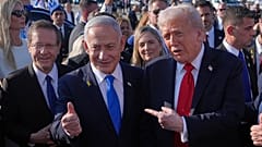 ترامب يلتقط صورة مع نتنياهو في مطار بن غوريون قرب تل أبيب بحضور الرئيس الإسرائيلي إسحاق هرتسوغ، 13 تشرين الأول/أكتوبر 2025