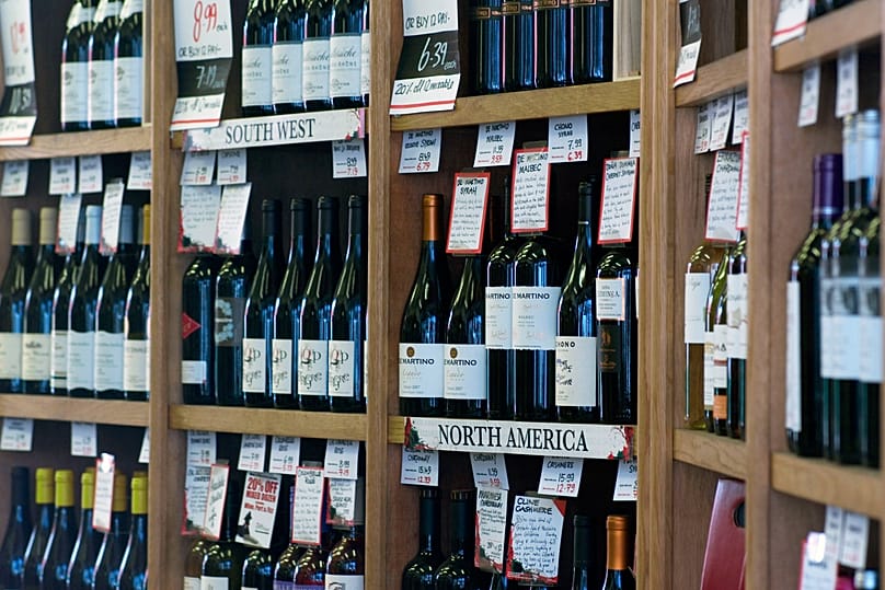 Bottiglie di vino in vendita in un negozio a Londra, nel Regno Unito