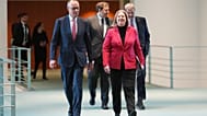 Bundeskanzler Friedrich Merz und Arbeits- und Sozialministerin Bärbel Bas auf dem Weg zu einer Pressekonferenz am 13. April 2026