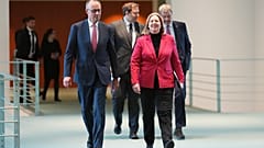 Bundeskanzler Friedrich Merz und Arbeits- und Sozialministerin Bärbel Bas auf dem Weg zu einer Pressekonferenz am 13. April 2026