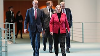 Bundeskanzler Friedrich Merz und Arbeits- und Sozialministerin Bärbel Bas auf dem Weg zu einer Pressekonferenz am 13. April 2026