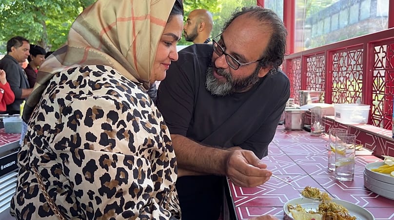 Ο Παλαιστίνιος σεφ Fadi Kattan συζητά για πιάτο που ετοίμασε η Καταρινή σεφ Noof Al Marri στη Μπιενάλε της Βενετίας.