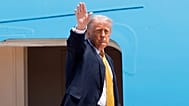 Prezydent USA Donald Trump macha ze schodów Air Force One podczas wsiadania do bazy Joint Base Andrews, 12 maja 2026 r.