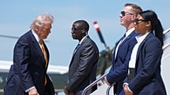 US-Präsident Donald Trump besteigt auf der Joint Base Andrews die Air Force One zu einem Flug nach China in Maryland am zwölften Mai 2026.