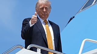 يصعد الرئيس دونالد ترامب على متن الطائرة الرئاسية يوم الثلاثاء 12 مايو 2026، في قاعدة أندروز المشتركة بولاية ماريلاند، في رحلة إلى الصين. (صورة AP/مارك شيفيلباين)