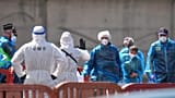 Az utasok kiszállnak a hantavírussal fertőzött MV Hondius tengerjáró hajóról a spanyolországi Kanári-szigeteken, Tenerifén, Granadilla kikötőjében 2026. május 10-én, vasárnap.