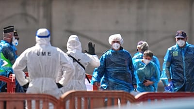 Des passagers débarquent du navire de croisière MV Hondius, touché par le hantavirus, au port de Granadilla, à Tenerife (îles Canaries), Espagne, le dimanche 10 mai 2026