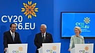 Zyperns Präsident Nikos Christodoulides (l.), EU-Ratspräsident Antonio Costa (M.) und EU-Kommissionspräsidentin Ursula von der Leyen lachen bei einer Pressekonferenz.