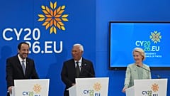 Kıbrıs Cumhurbaşkanı Nikos Christodoulides (solda), AB Konseyi Başkanı Antonio Costa (ortada) ve AB Komisyonu Başkanı Ursula von der Leyen bir basın toplantısında gülüyor.