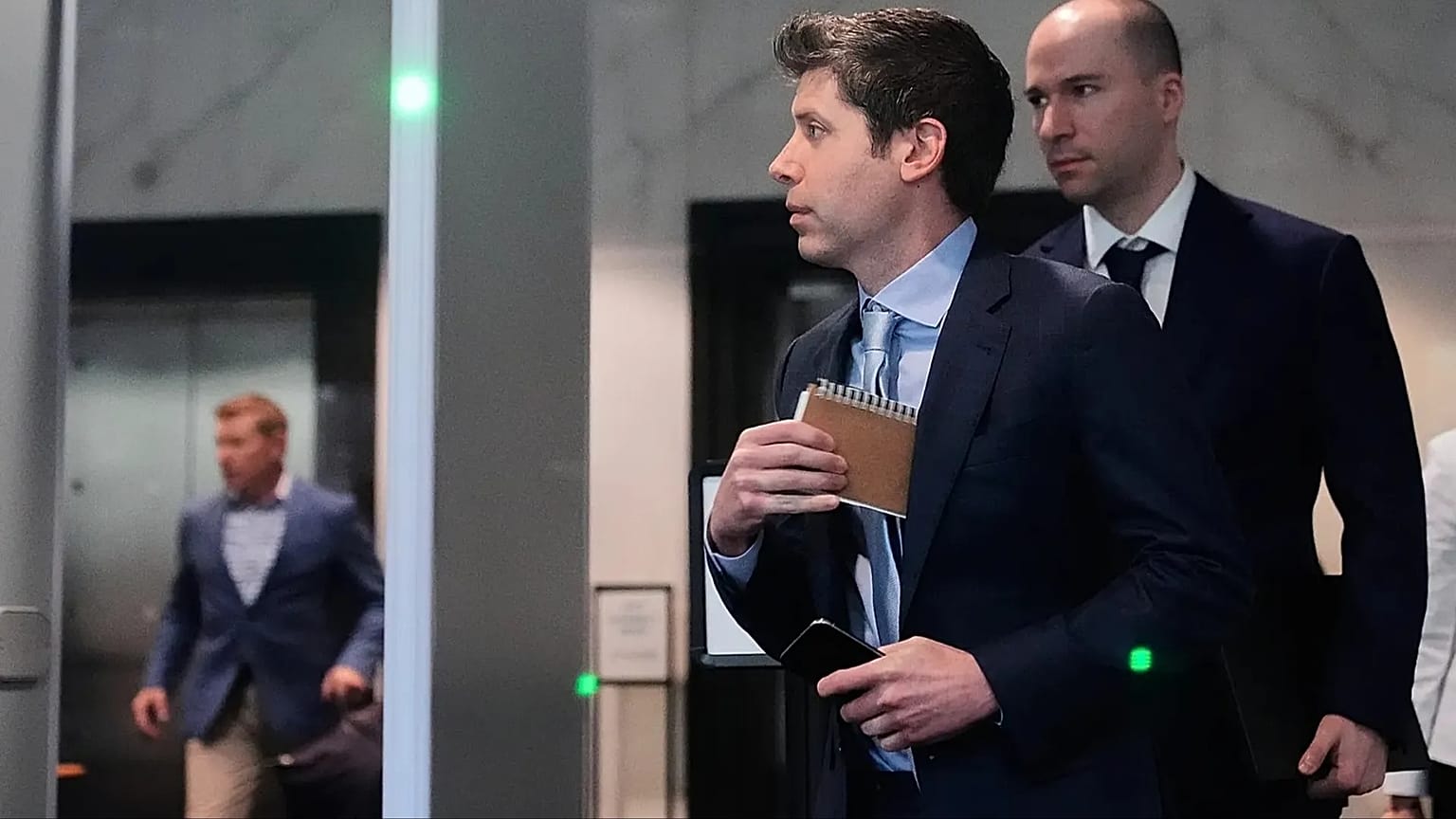 ARCHIVIO - Sam Altman, al centro, e il presidente di OpenAI Greg Brockman, a destra, arrivano al tribunale federale di Oakland, in California, giovedì 30 aprile 2026