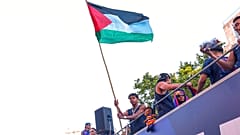 Barcelonas Lamine Yamal schwenkt eine Palästina-Flagge, als er mit seinem Team auf einem Bus den Gewinn der spanischen Meisterschaft in Barcelona feiert.