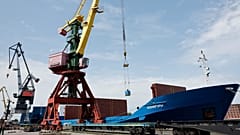 DATEI: Ein Kran entlädt Metallrollen von dem aus St. Petersburg kommenden Frachtschiff Kholmogory im Hafen von Kaliningrad, 30. Juni 2022 