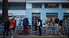 Gegenüber dem Roten Teppich in Cannes stellen Helfer Leitern auf. Die Stadt rüstet sich für die 79. Filmfestspiele am zehnten Mai zweitausendsechsundzwanzig.