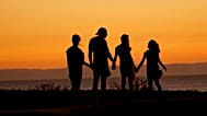 Uma família a olhar para o horizonte